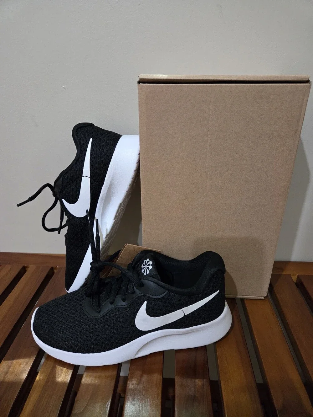 NIKE Women's Tanjun Flyease Black & White Sneakers Size 6.5 NEW